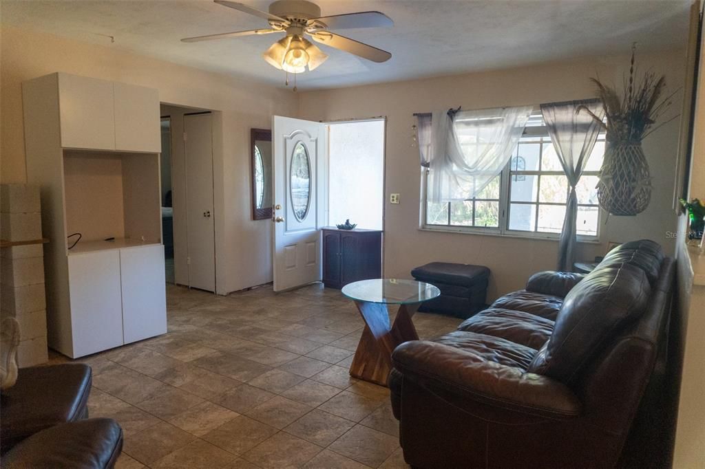 Recently Sold: $165,000 (2 beds, 1 baths, 953 Square Feet)