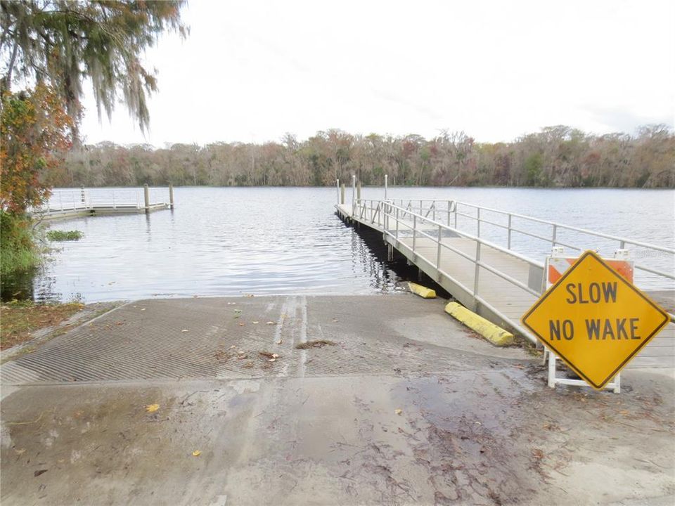 Double boat ramp and pier