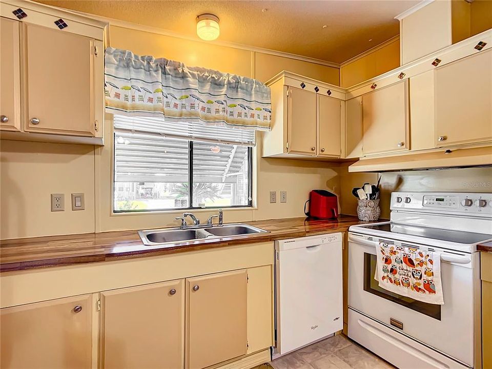 Active With Contract: $144,900 (2 beds, 2 baths, 960 Square Feet)