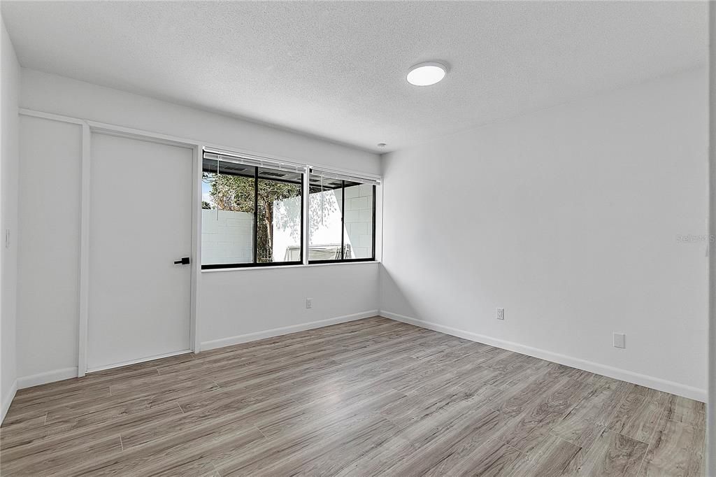 Activo con contrato: $359,900 (4 camas, 2 baños, 1636 Pies cuadrados)