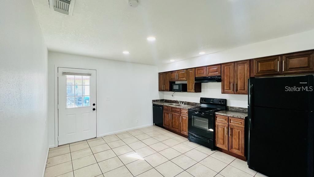 Active With Contract: $1,750 (2 beds, 2 baths, 900 Square Feet)