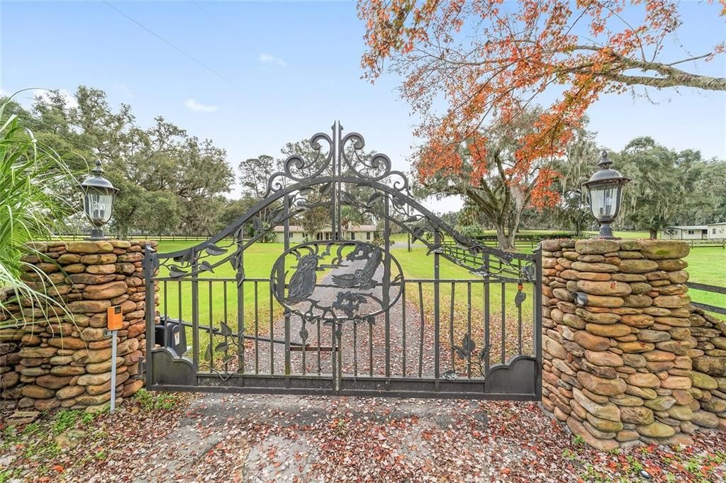 Recently Sold: $2,099,000 (3 beds, 2 baths, 1924 Square Feet)