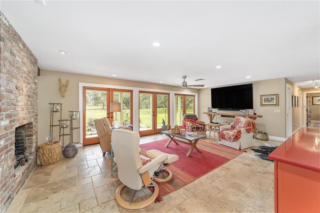 Recently Sold: $2,099,000 (3 beds, 2 baths, 1924 Square Feet)