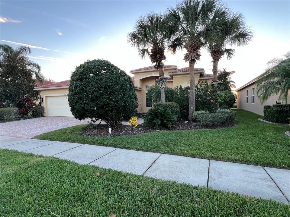 Недавно продано: $650,000 (4 спален, 3 ванн, 2675 Квадратных фут)