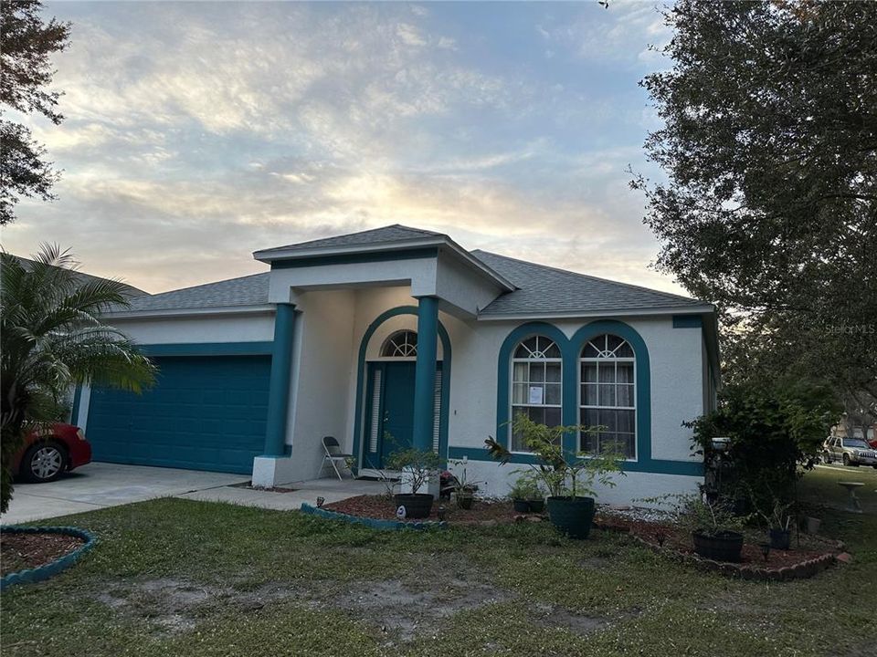 Recently Sold: $380,000 (4 beds, 2 baths, 1965 Square Feet)