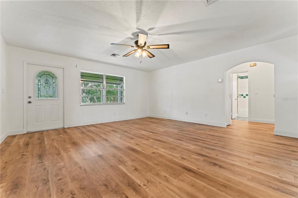 Recently Sold: $380,000 (3 beds, 2 baths, 1396 Square Feet)