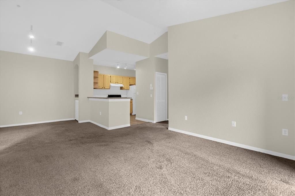 For Sale: $229,900 (2 beds, 2 baths, 1048 Square Feet)