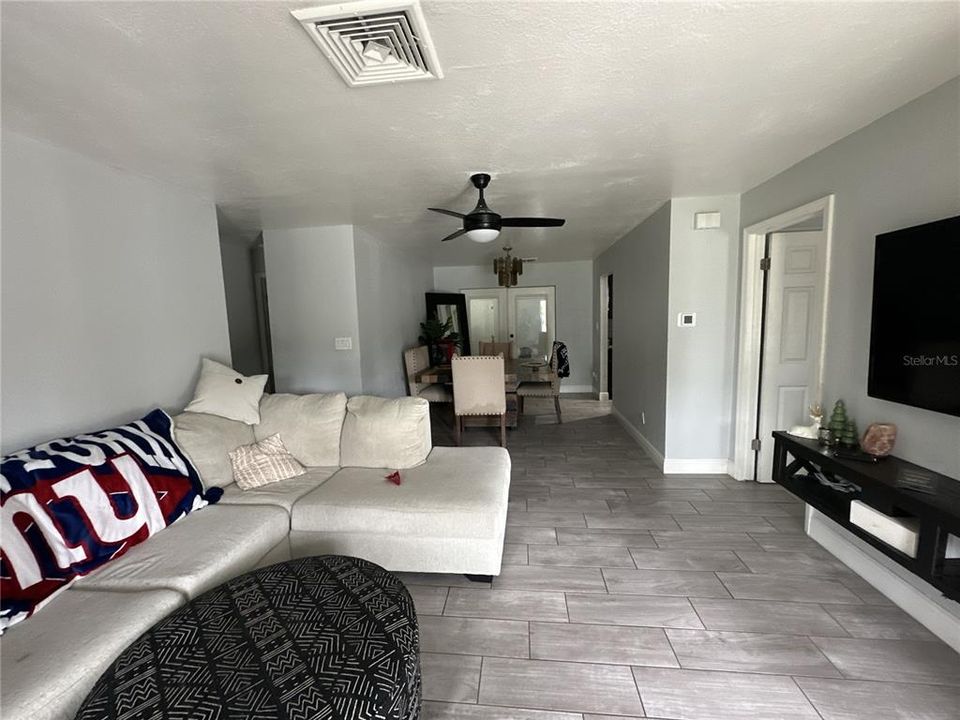 Recently Sold: $359,000 (3 beds, 2 baths, 1283 Square Feet)