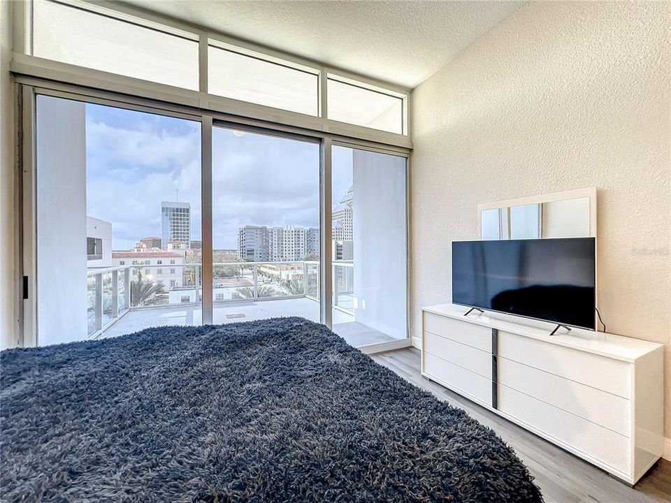 For Sale: $309,000 (1 beds, 1 baths, 525 Square Feet)