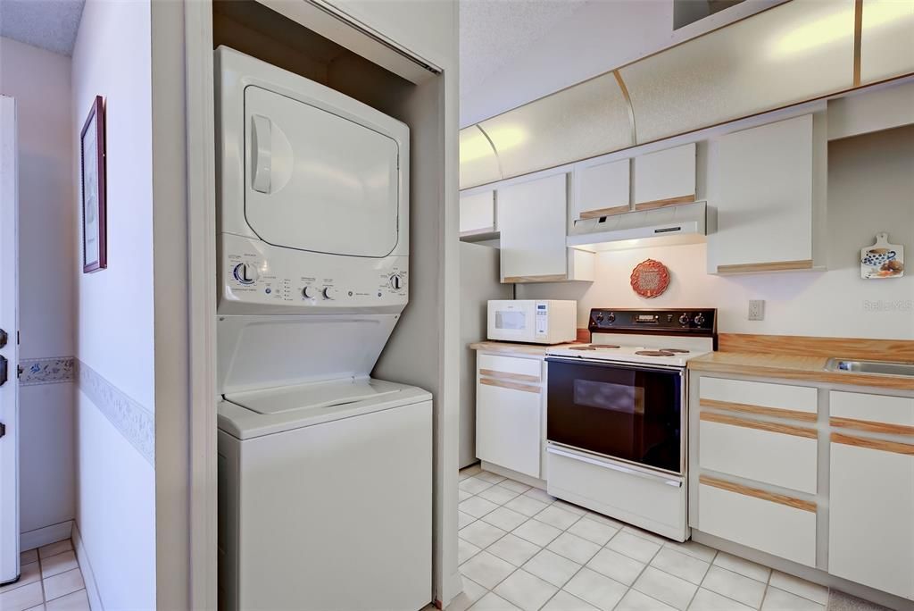 Active With Contract: $245,000 (2 beds, 2 baths, 1061 Square Feet)
