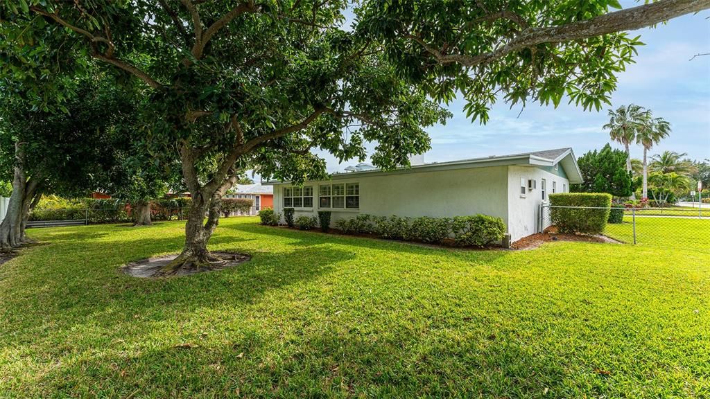 Active With Contract: $1,750,000 (3 beds, 2 baths, 1813 Square Feet)