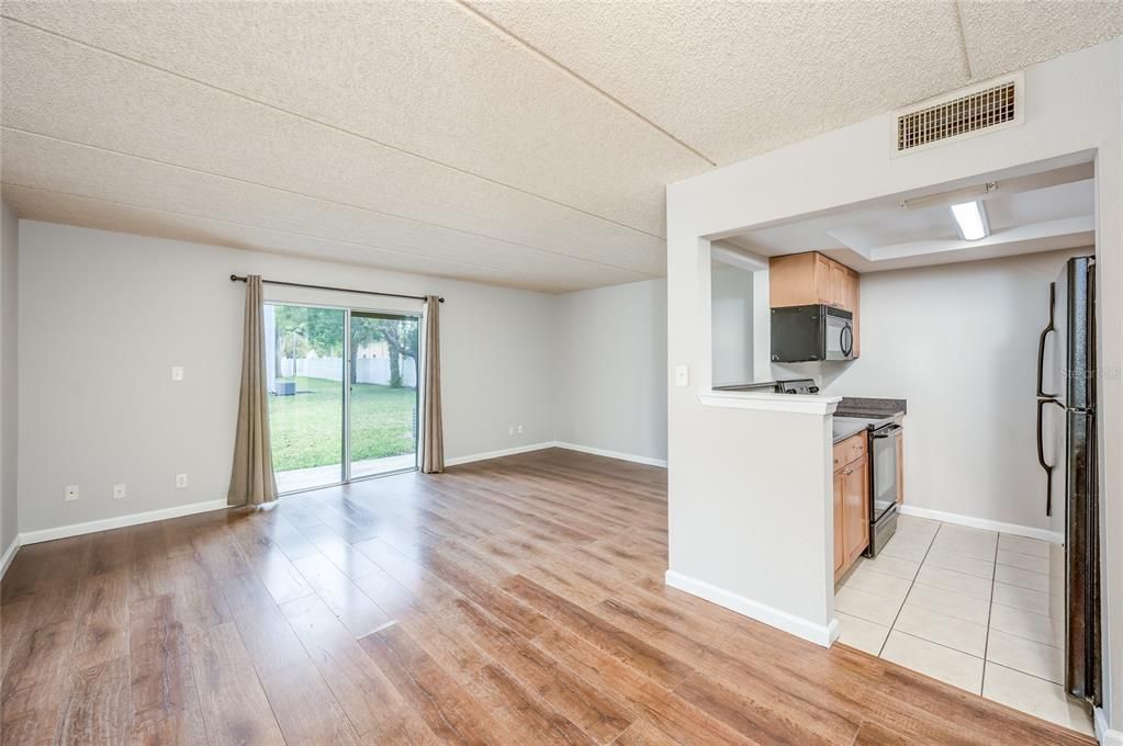 Active With Contract: $169,000 (1 beds, 1 baths, 678 Square Feet)