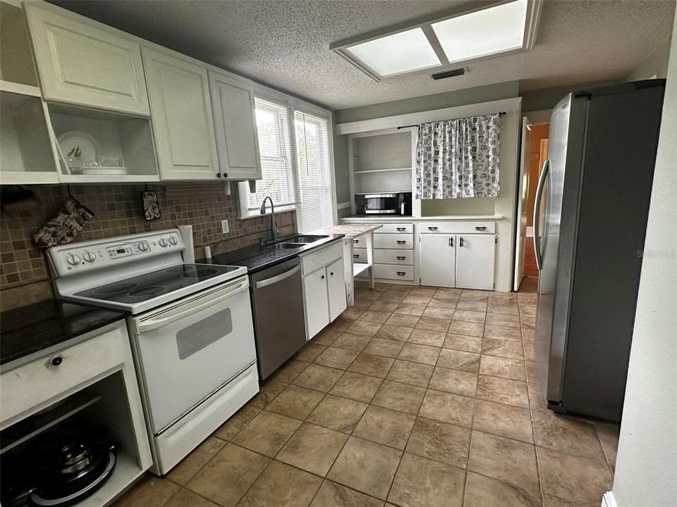 Recently Sold: $215,000 (2 beds, 1 baths, 1169 Square Feet)
