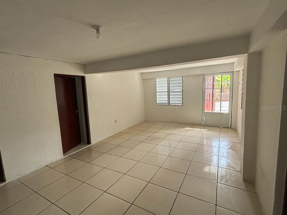 Vendido Recientemente: $110,000 (5 camas, 2 baños, 1300 Pies cuadrados)