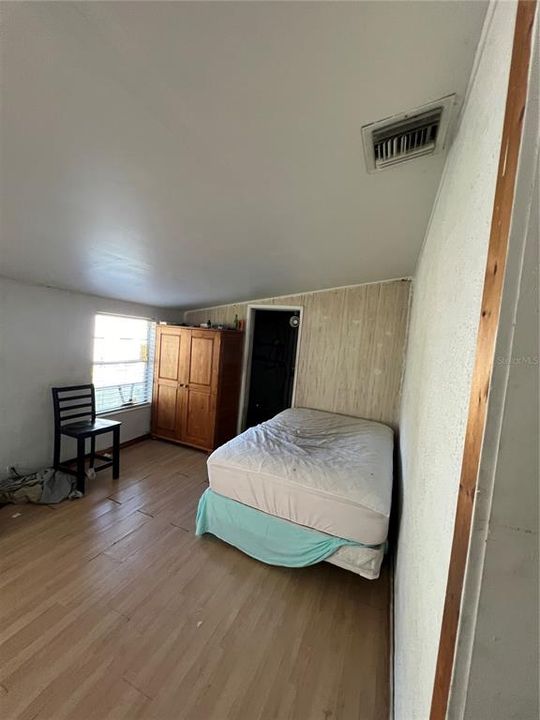 Active With Contract: $189,000 (3 beds, 1 baths, 1104 Square Feet)