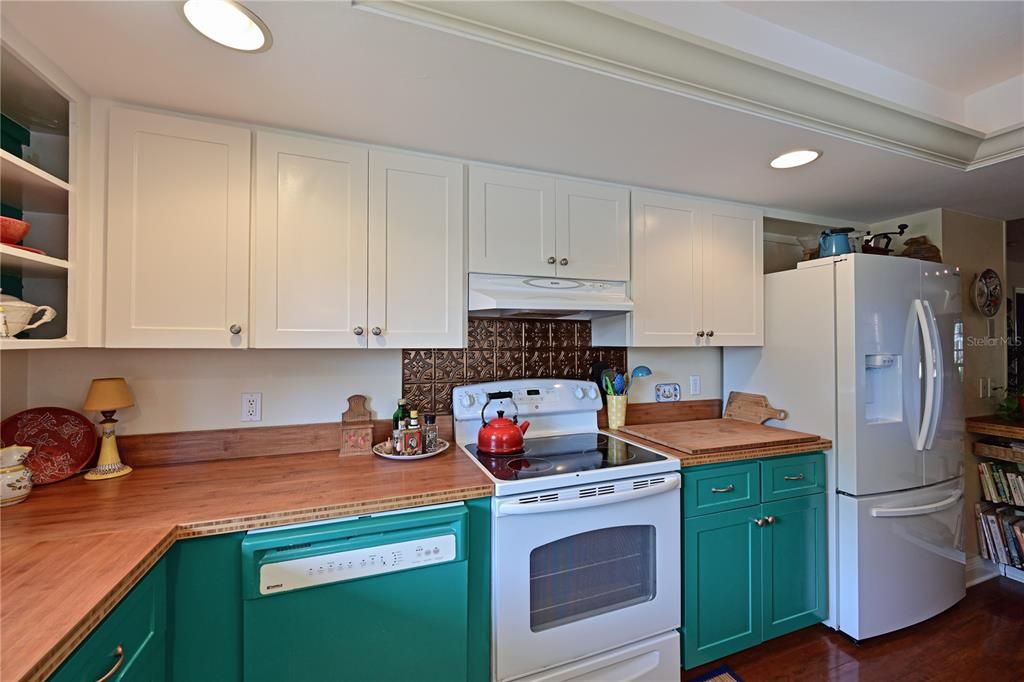 For Sale: $274,900 (2 beds, 2 baths, 1409 Square Feet)