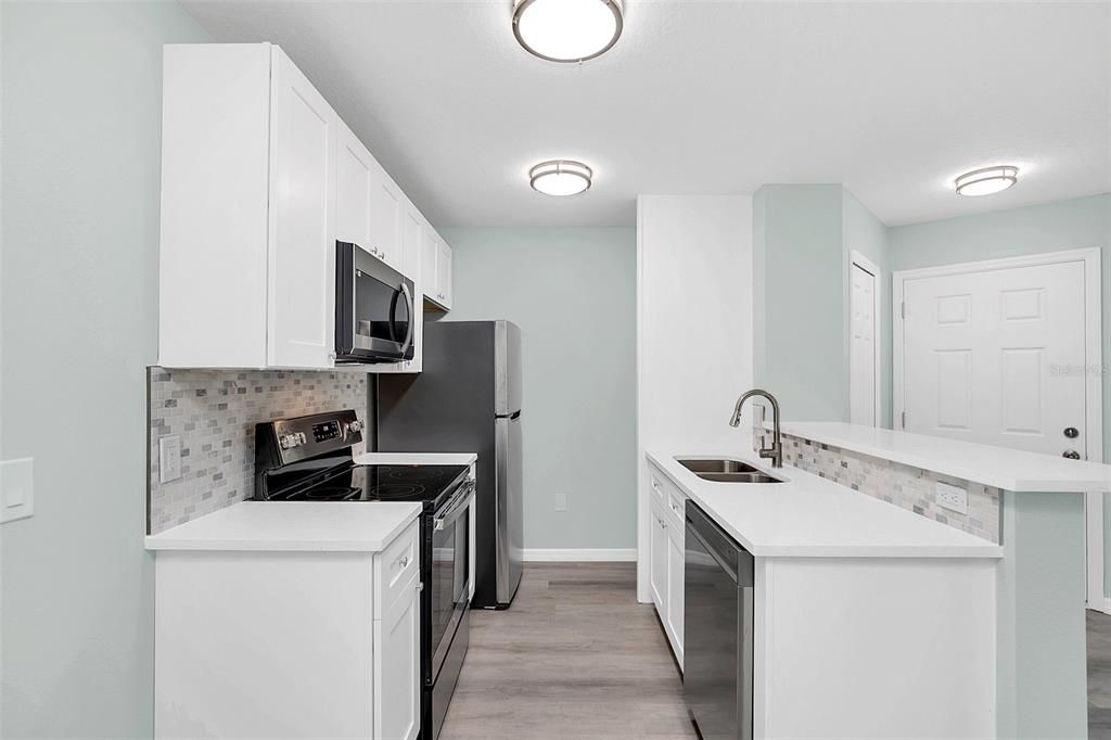 Active With Contract: $183,000 (1 beds, 1 baths, 648 Square Feet)