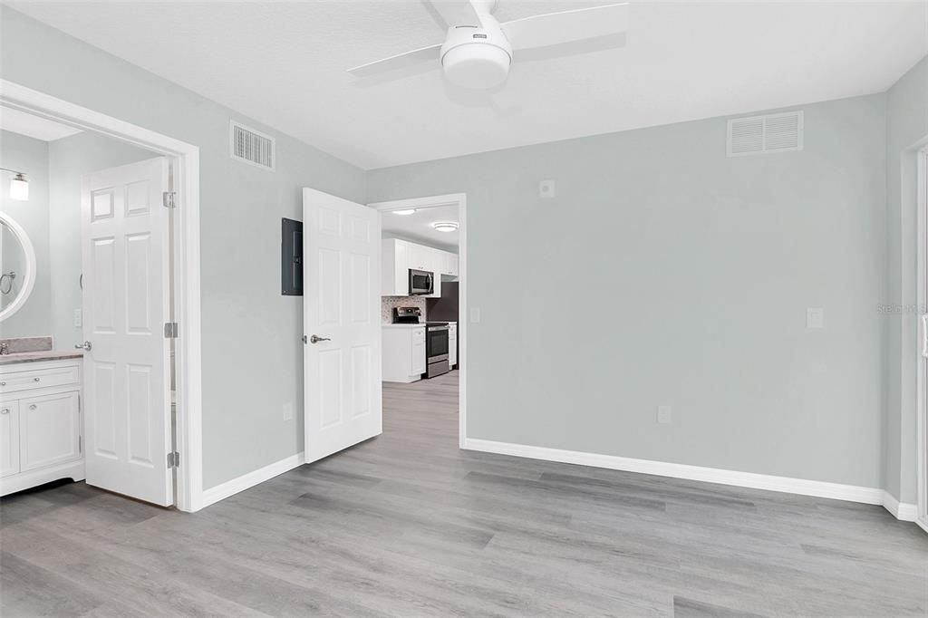 Active With Contract: $183,000 (1 beds, 1 baths, 648 Square Feet)