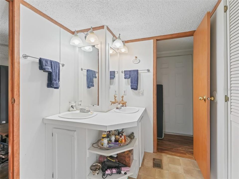 Recently Sold: $625,000 (2 beds, 1 baths, 892 Square Feet)