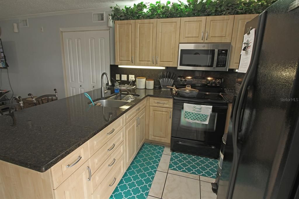 For Sale: $189,900 (2 beds, 2 baths, 884 Square Feet)