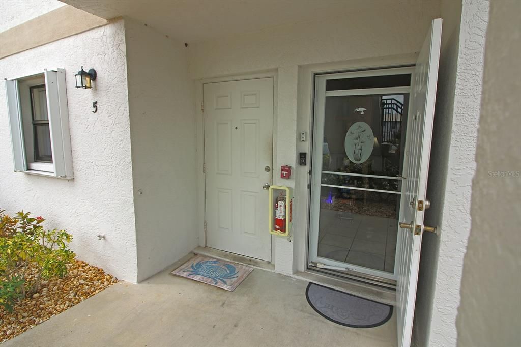 For Sale: $189,900 (2 beds, 2 baths, 884 Square Feet)