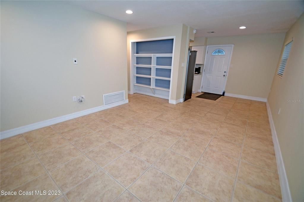 Recently Sold: $239,900 (2 beds, 1 baths, 861 Square Feet)