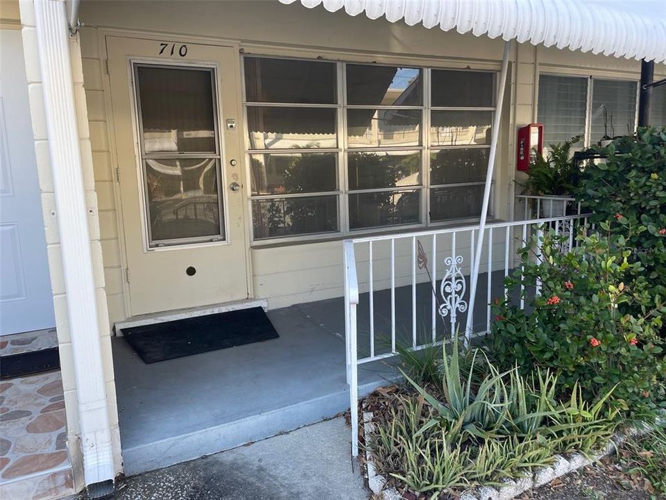 Welcome to #710 a 1/1 condo with FL room in 55+ Community