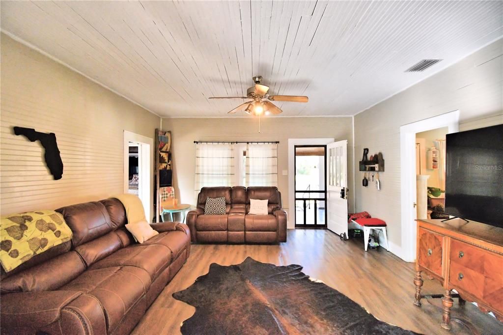 For Sale: $289,900 (3 beds, 2 baths, 1544 Square Feet)