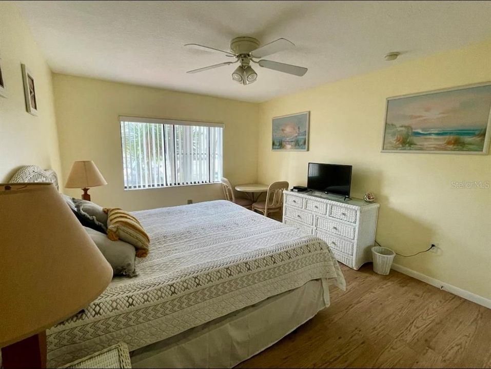 For Sale: $199,000 (1 beds, 1 baths, 716 Square Feet)
