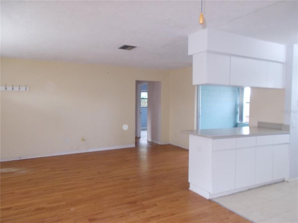 Recently Sold: $350,000 (2 beds, 2 baths, 1137 Square Feet)