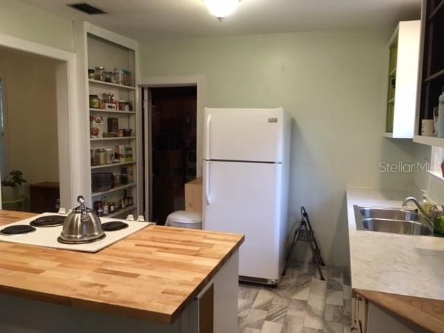 Recently Rented: $1,495 (2 beds, 1 baths, 1240 Square Feet)