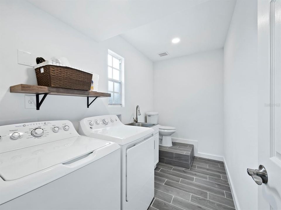 Laundry w/ half bath