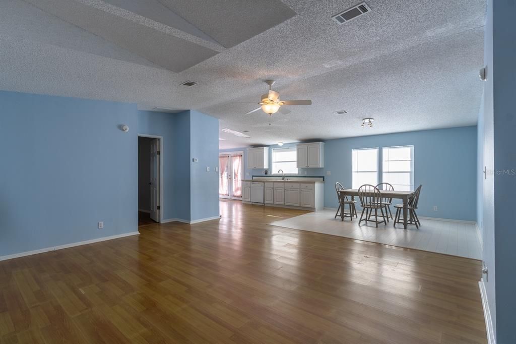 Recently Sold: $200,000 (3 beds, 2 baths, 1890 Square Feet)