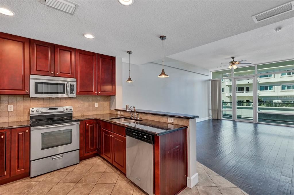 For Sale: $260,000 (1 beds, 1 baths, 997 Square Feet)