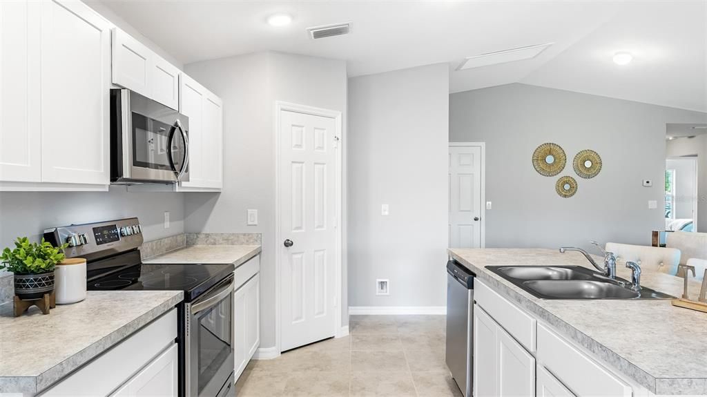 Active With Contract: $305,990 (3 beds, 2 baths, 1550 Square Feet)