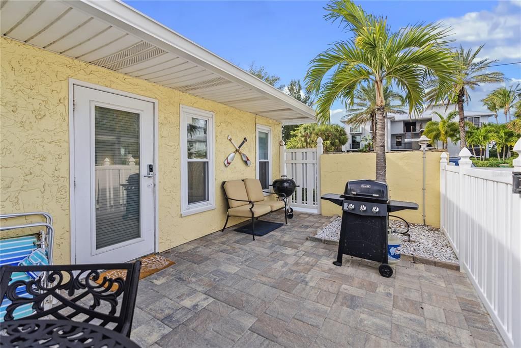 Active With Contract: $599,900 (2 beds, 1 baths, 700 Square Feet)