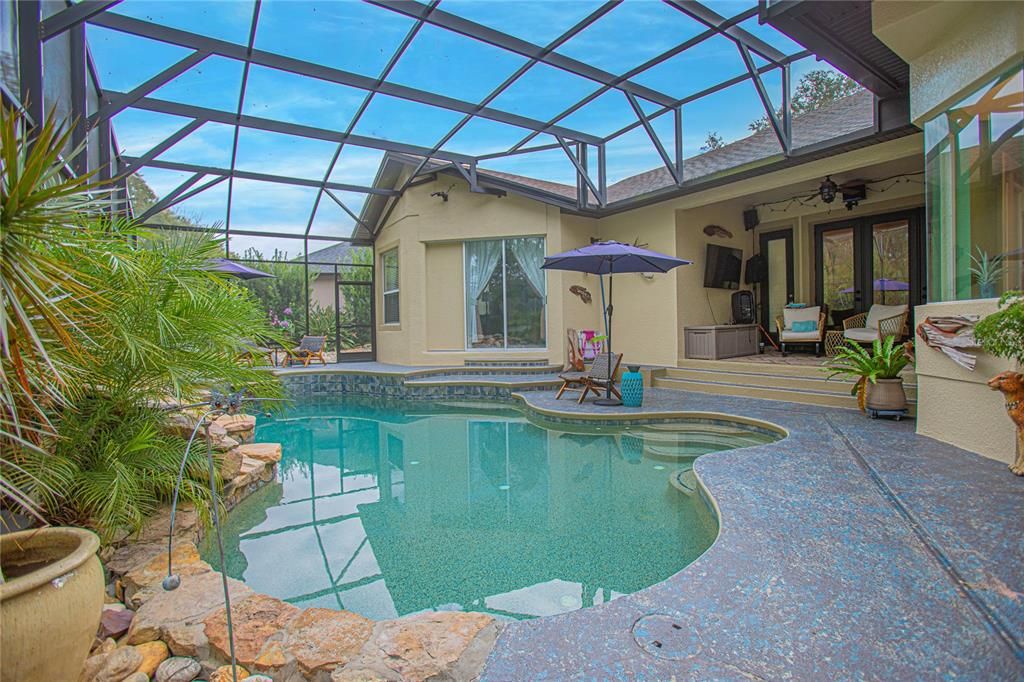 Enclosed pool oasis