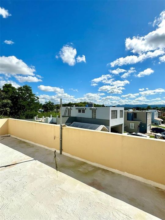 Vendido Recientemente: $290,000 (4 camas, 2 baños, 2100 Pies cuadrados)