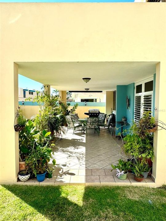 Vendido Recientemente: $290,000 (4 camas, 2 baños, 2100 Pies cuadrados)