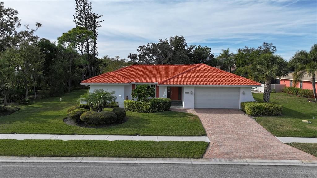 Recently Sold: $549,900 (3 beds, 2 baths, 1939 Square Feet)