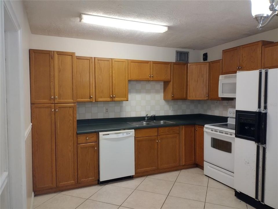 Recently Rented: $1,400 (3 beds, 2 baths, 1222 Square Feet)