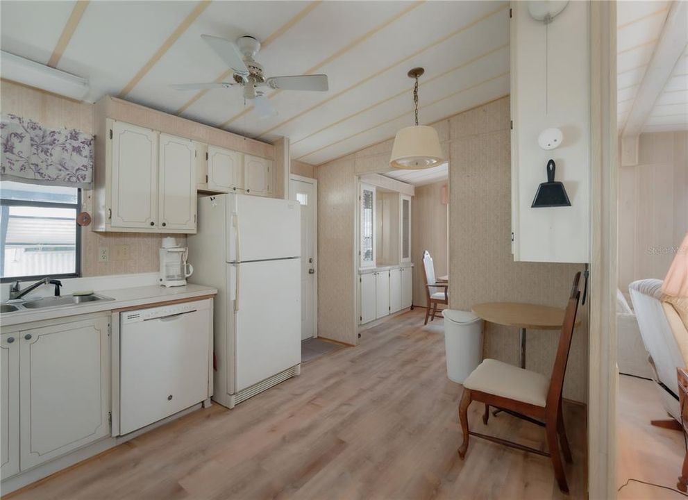 Active With Contract: $139,000 (2 beds, 2 baths, 960 Square Feet)