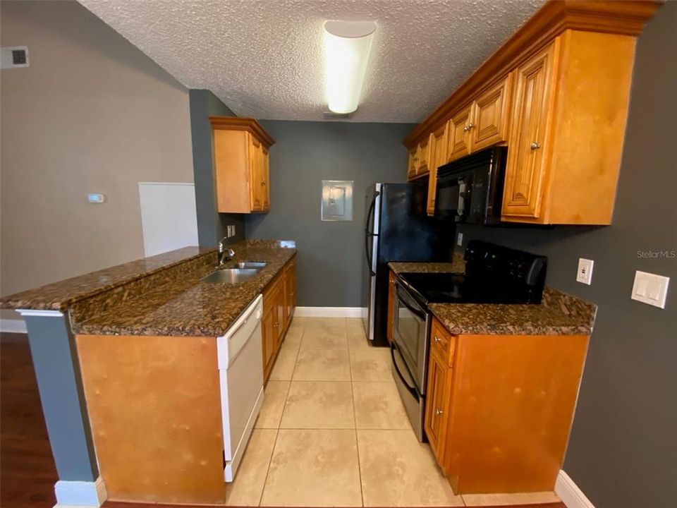 Active With Contract: $209,900 (2 beds, 2 baths, 947 Square Feet)