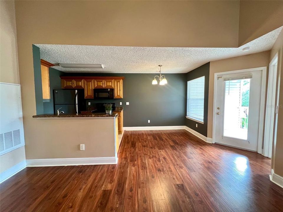 Active With Contract: $209,900 (2 beds, 2 baths, 947 Square Feet)