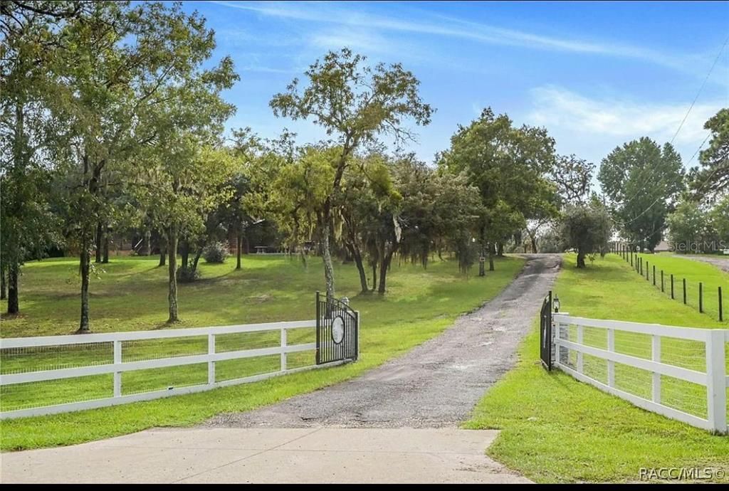 Recently Rented: $1,800 (2 beds, 1 baths, 1034 Square Feet)