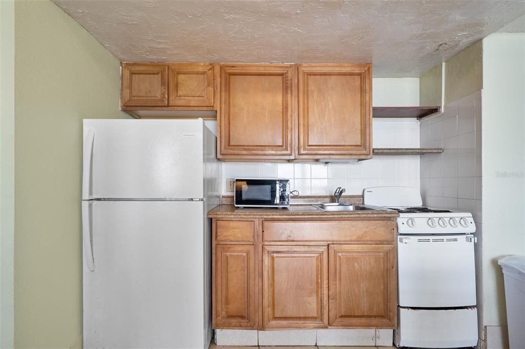 Active With Contract: $165,000 (1 beds, 1 baths, 534 Square Feet)