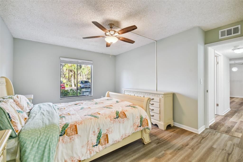 Active With Contract: $189,000 (2 beds, 2 baths, 1041 Square Feet)
