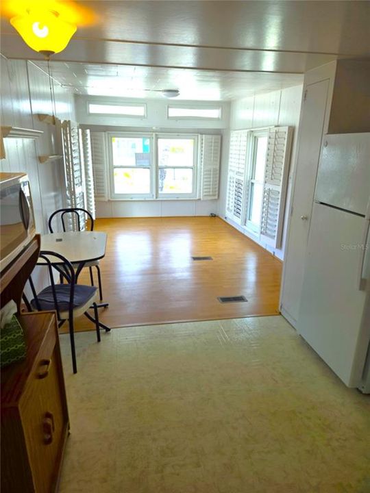 На продажу: $99,000 (2 спален, 1 ванн, 740 Квадратных фут)