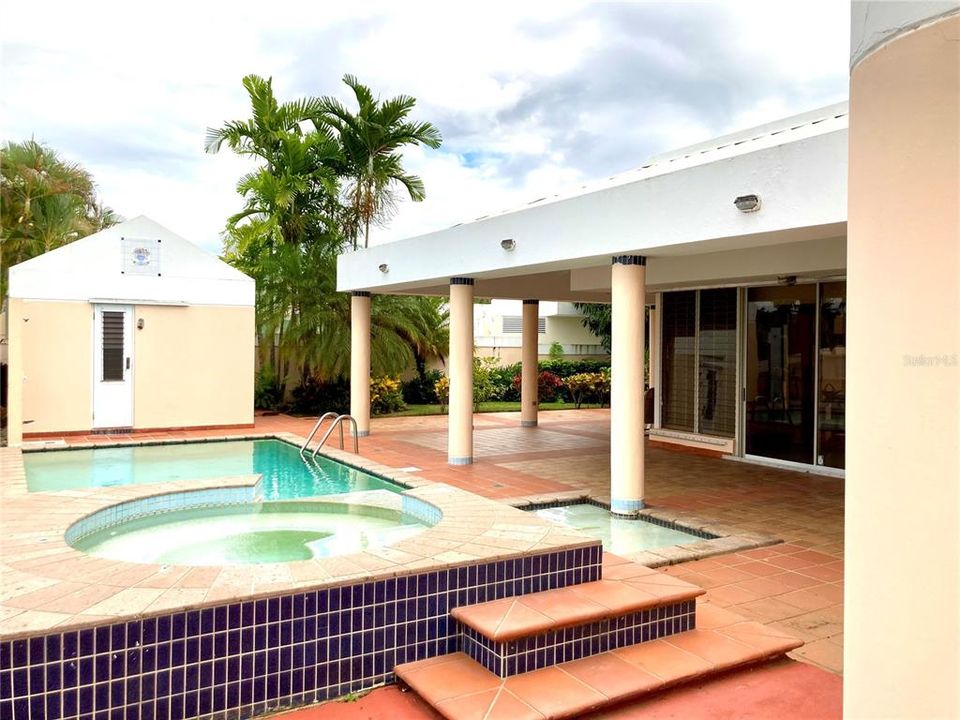 Vendido Recientemente: $865,000 (4 camas, 3 baños, 7747 Pies cuadrados)