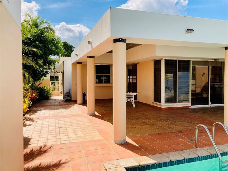 Vendido Recientemente: $865,000 (4 camas, 3 baños, 7747 Pies cuadrados)